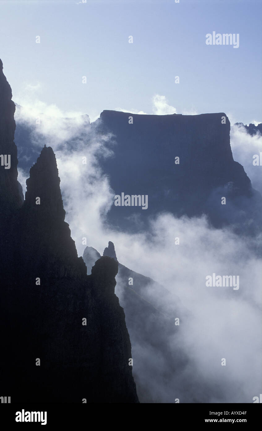 Nubes que se forman alrededor de los picos de las montañas Drakensberg Natal Sudáfrica formato vertical Foto de stock