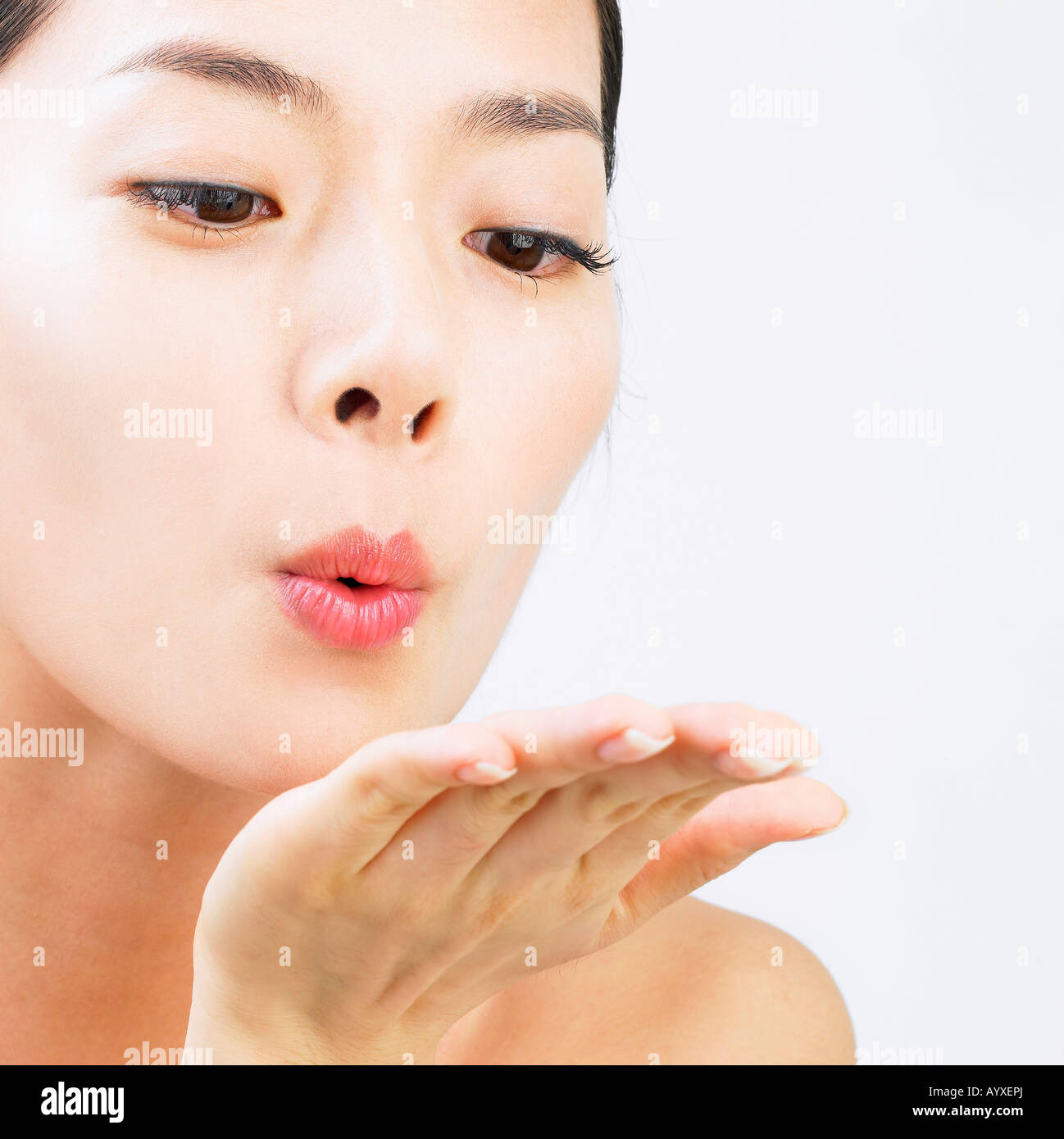 Un rostro de mujer con movimiento de blewing con la difusión de un palm  Fotografía de stock - Alamy