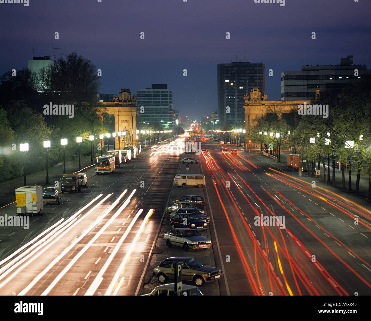 Blick ueber die Strasse 17ter Juni zum Charlottenburger Tor und zum Ernst Reuter-Platz en Berlín. Foto de stock