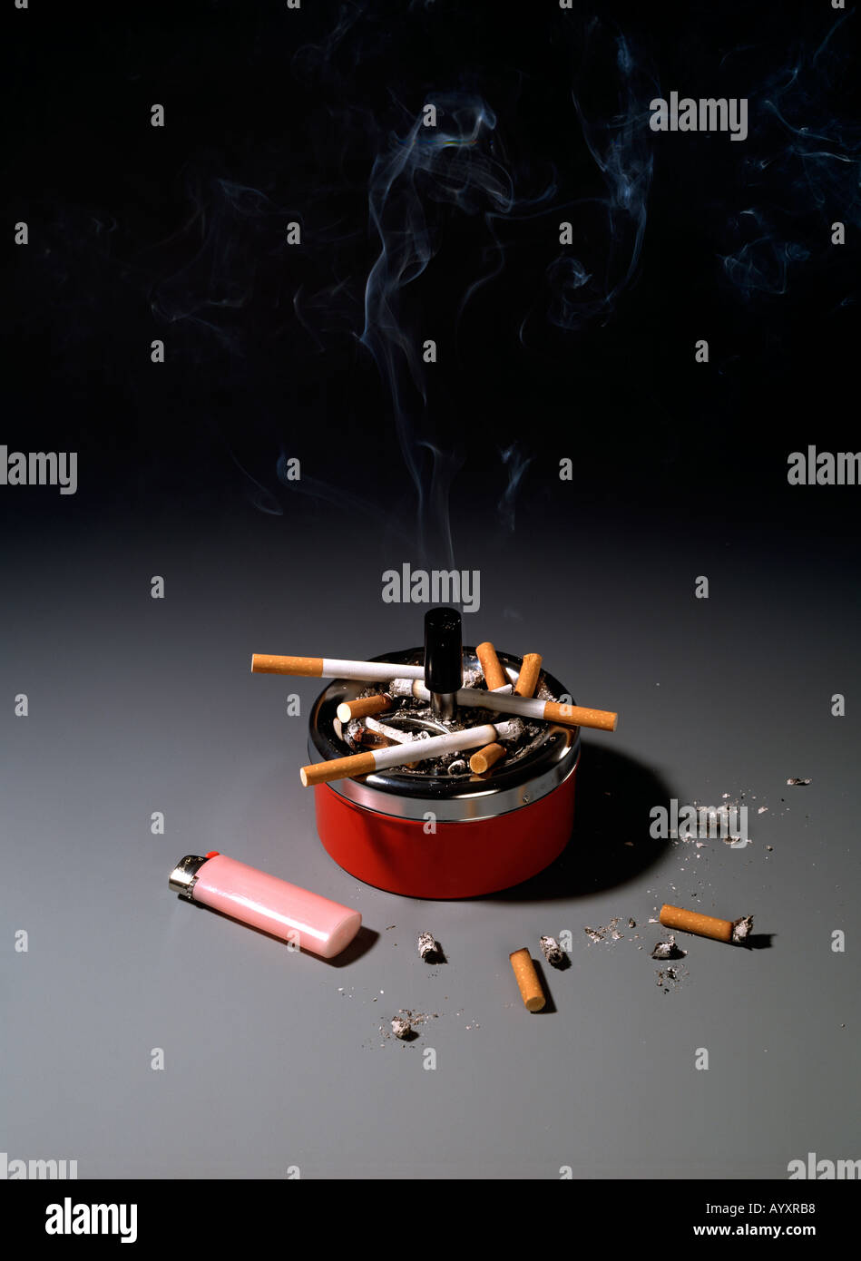 Salud, Cenicero, fumar cigarrillos, encendedor, ramales, fumar cigarrillos Foto de stock