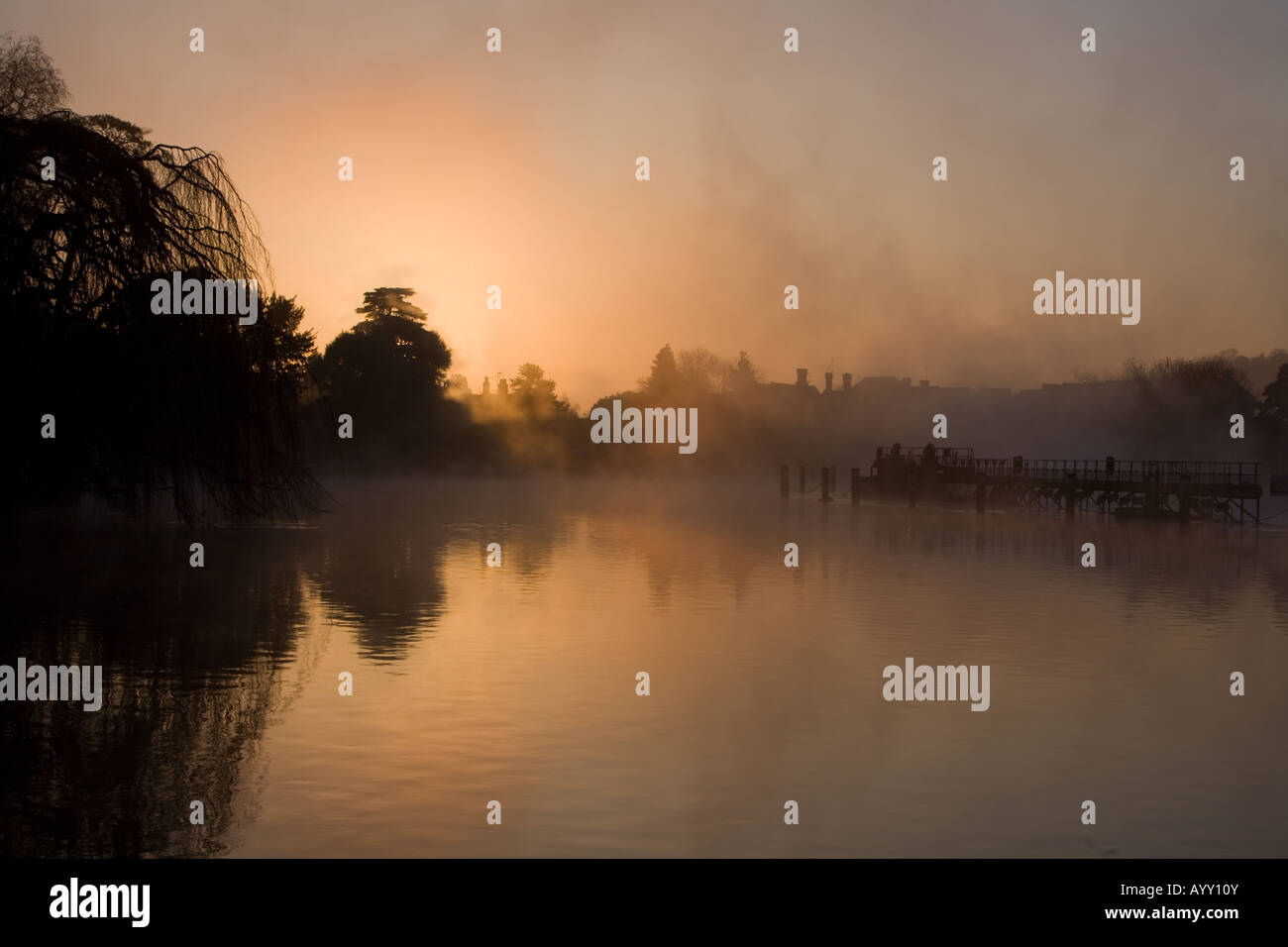 Un amanecer amanecer imagen del río Támesis al amanecer en Marlow Bucks REINO UNIDO.. Foto de stock