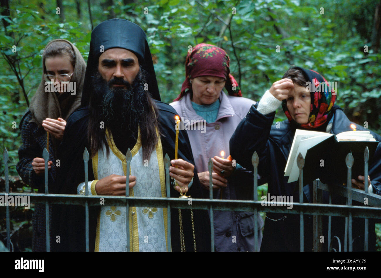Servicio religioso en conmemoración de un aniversario de la muerte de una persona, distrito de Kostroma, Rusia Foto de stock