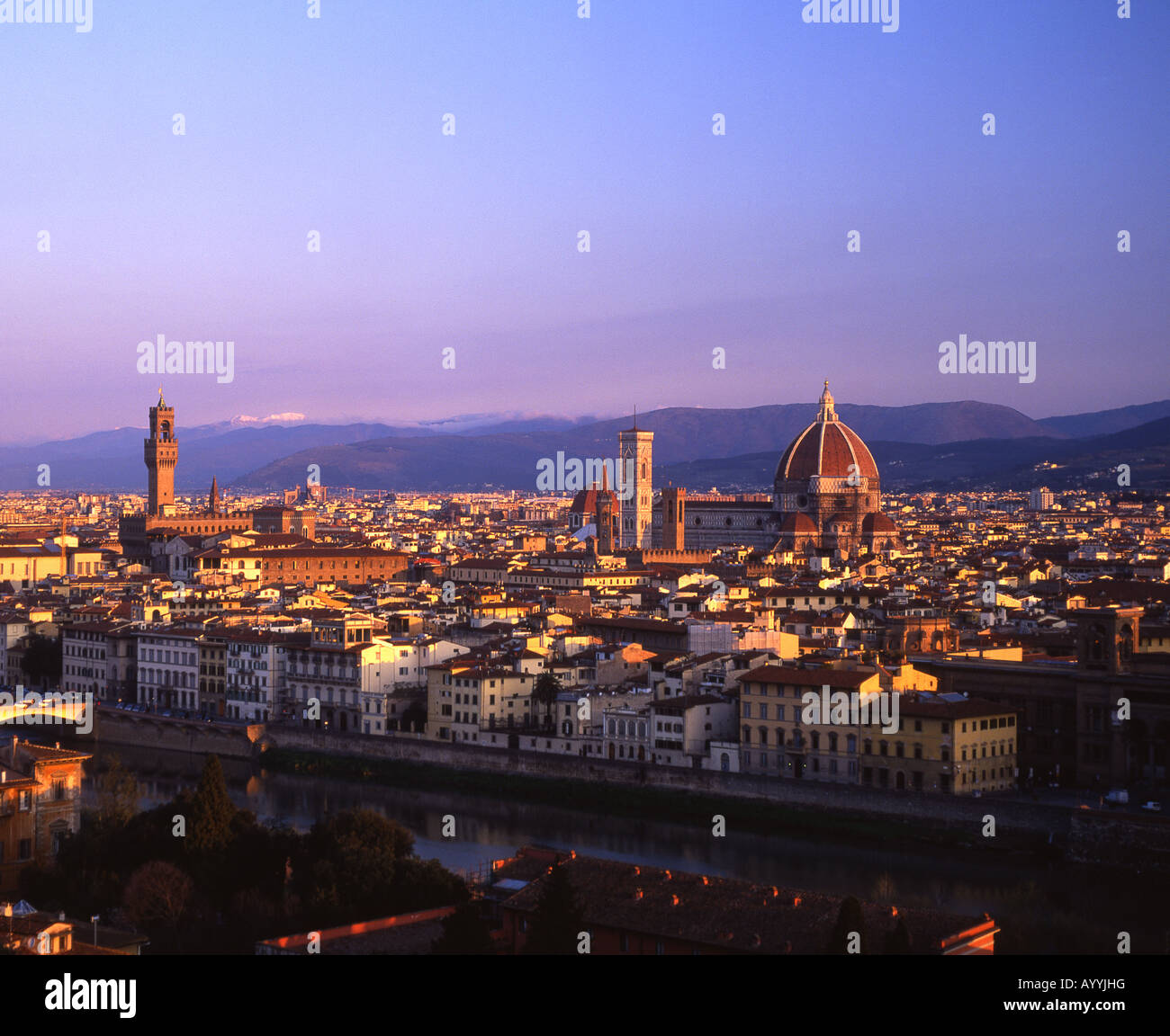 Panorama panorama de Florencia al alba, el Palazzo Vecchio y el Duomo prominente en skyline Firenze Toscana Italia Foto de stock