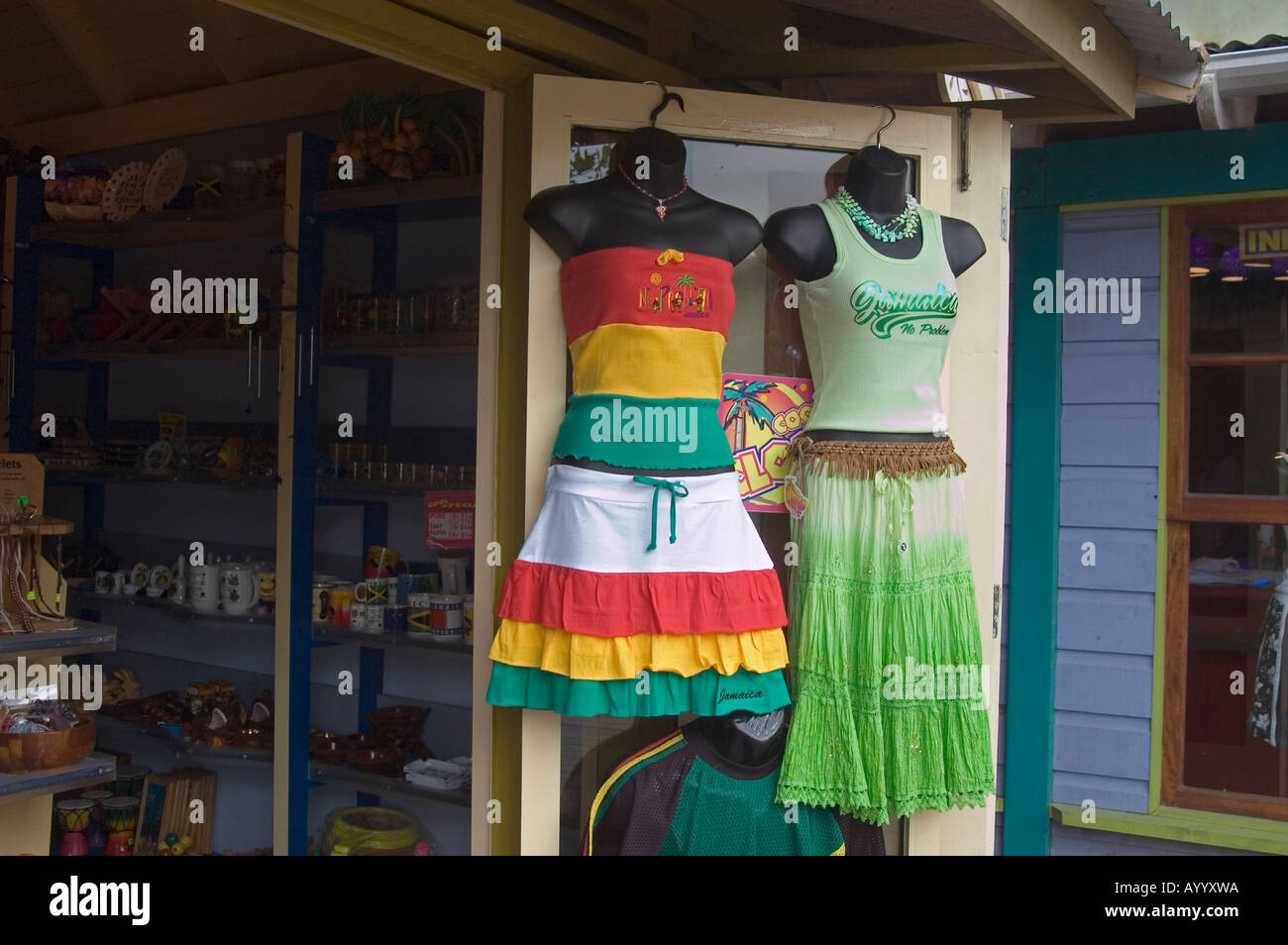 Centro comercial,mostrar mujer vestidos de verano, Ocho Ríos, Jamaica, Caribe Occidental Fotografía de stock - Alamy Centro comercial,mostrar mujer vestidos de verano, Ocho Ríos, Jamaica, Caribe Occidental Fotografía de stock - Alamy