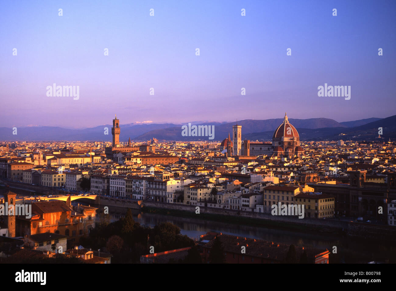 Panorama panorama de Florencia al alba, el Palazzo Vecchio y el Duomo prominente en skyline Firenze Toscana Italia Foto de stock