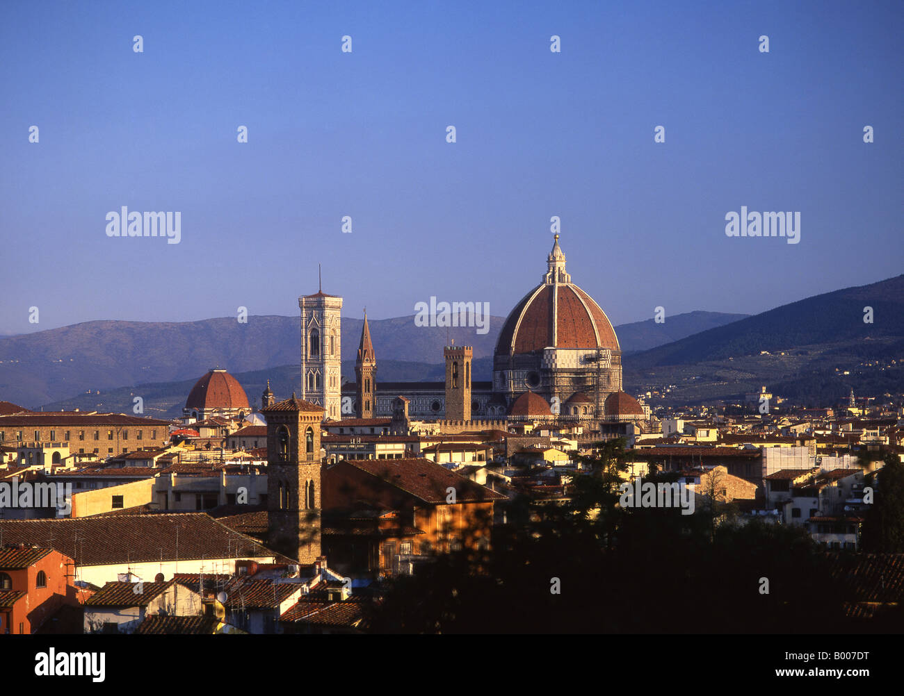 Panorama panorama de Florencia duomo al amanecer sobre el horizonte prominente Firenze Toscana Italia Foto de stock