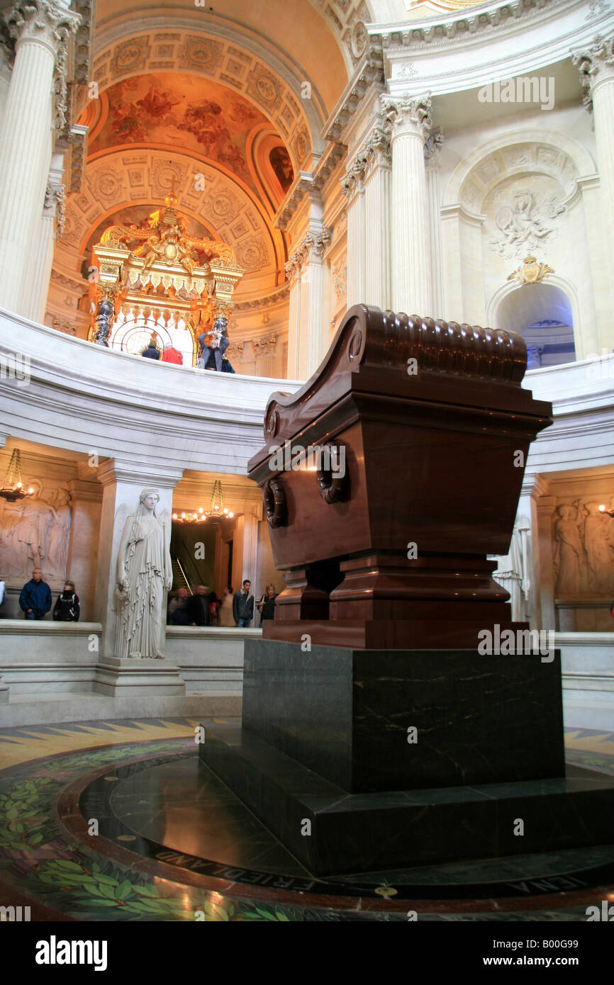 La tumba de Napoleón Bonaparte en el interior de la Eglise du Dome en París Fotografía de stock