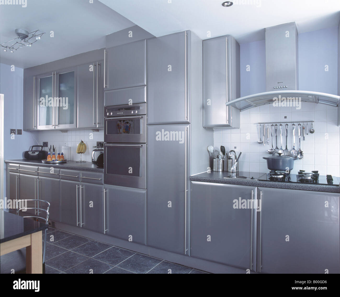 Cocina blanca con rango de microondas y televisor montado en la pared en  Hanne Davidsen renovación de viviendas, Silkesborg, Dinamarca Fotografía de  stock - Alamy