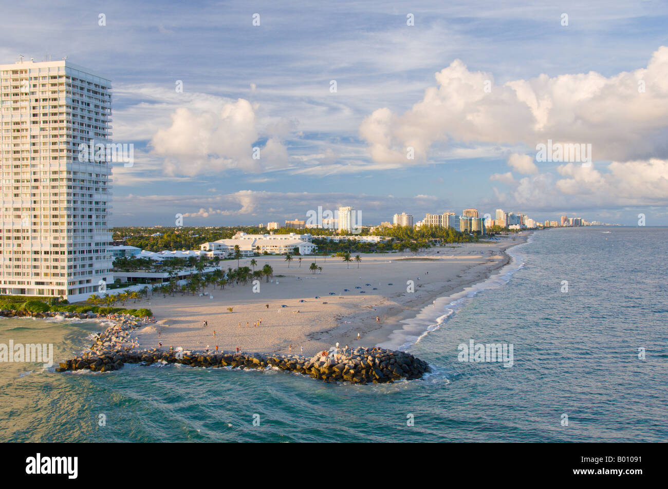 El Océano Atlántico y la entrada al puerto de Fort Lauderdale, Florida, EE.UU. Foto de stock