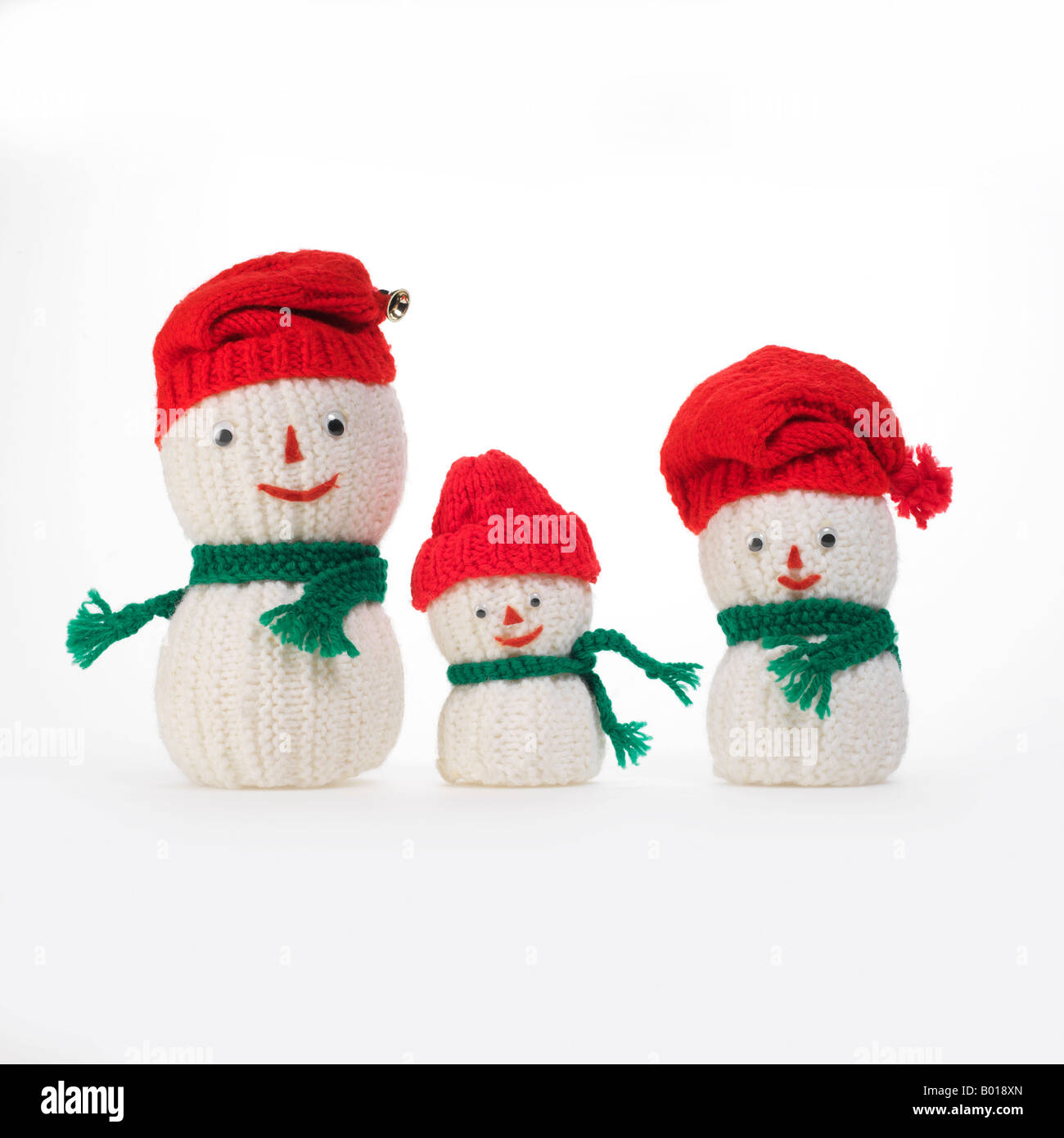 3 tejer snowmen familia con tapas de color rojo y verde bufandas Foto de stock