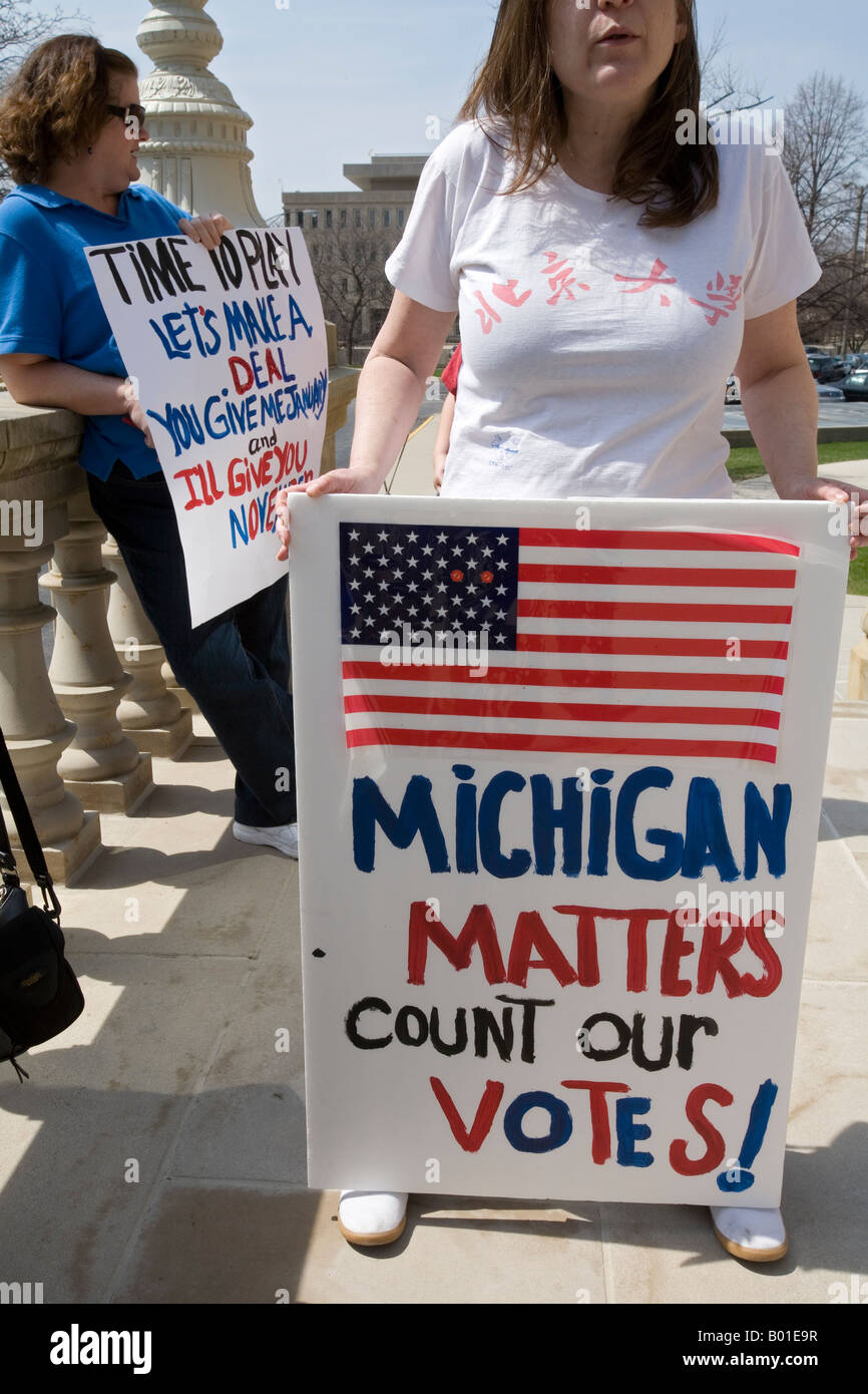 Las mujeres exigen que los votos sean contados de Michigan en elecciones primarias demócratas Foto de stock