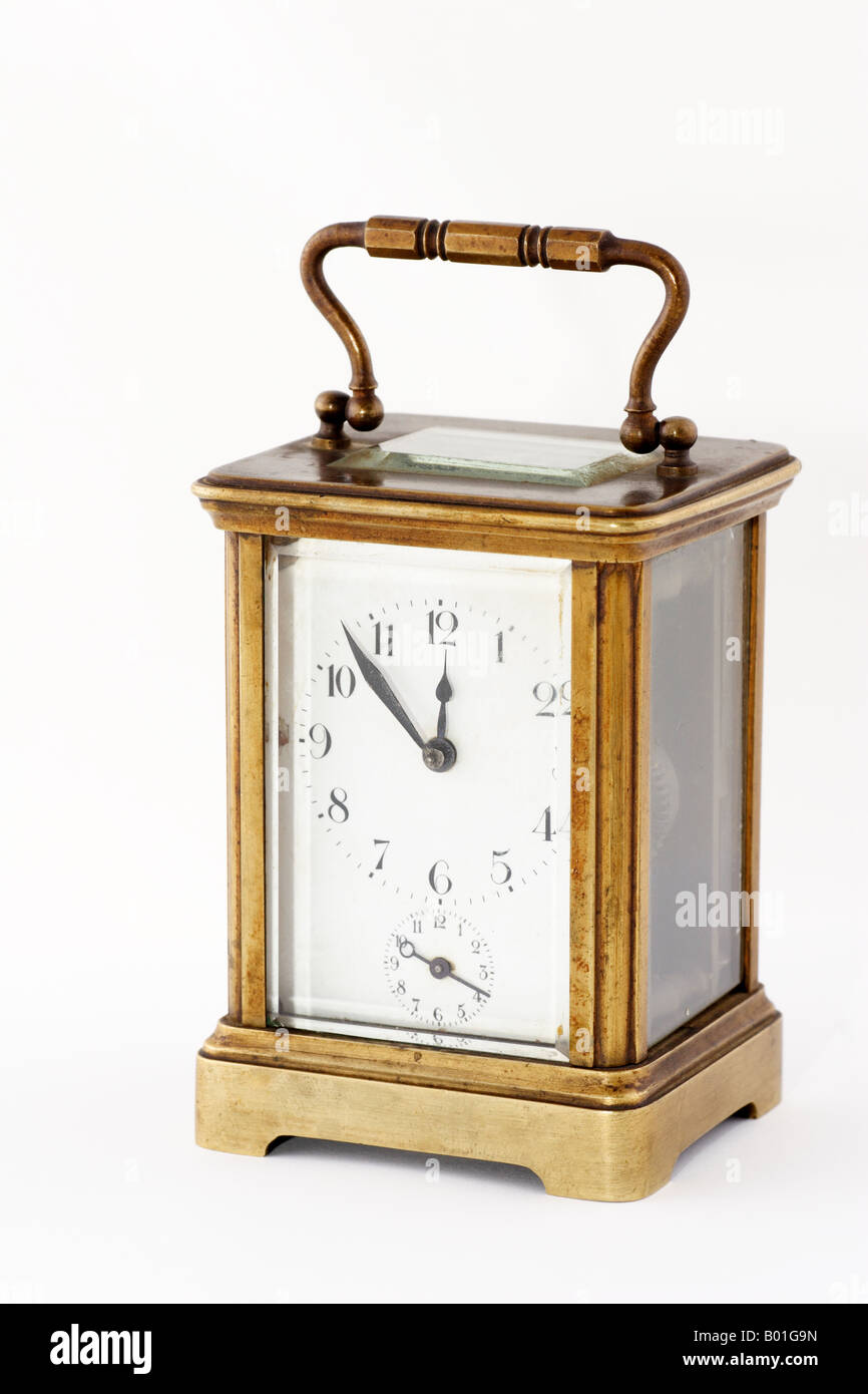 Antiguo reloj sobre fondo blanco. Foto de stock