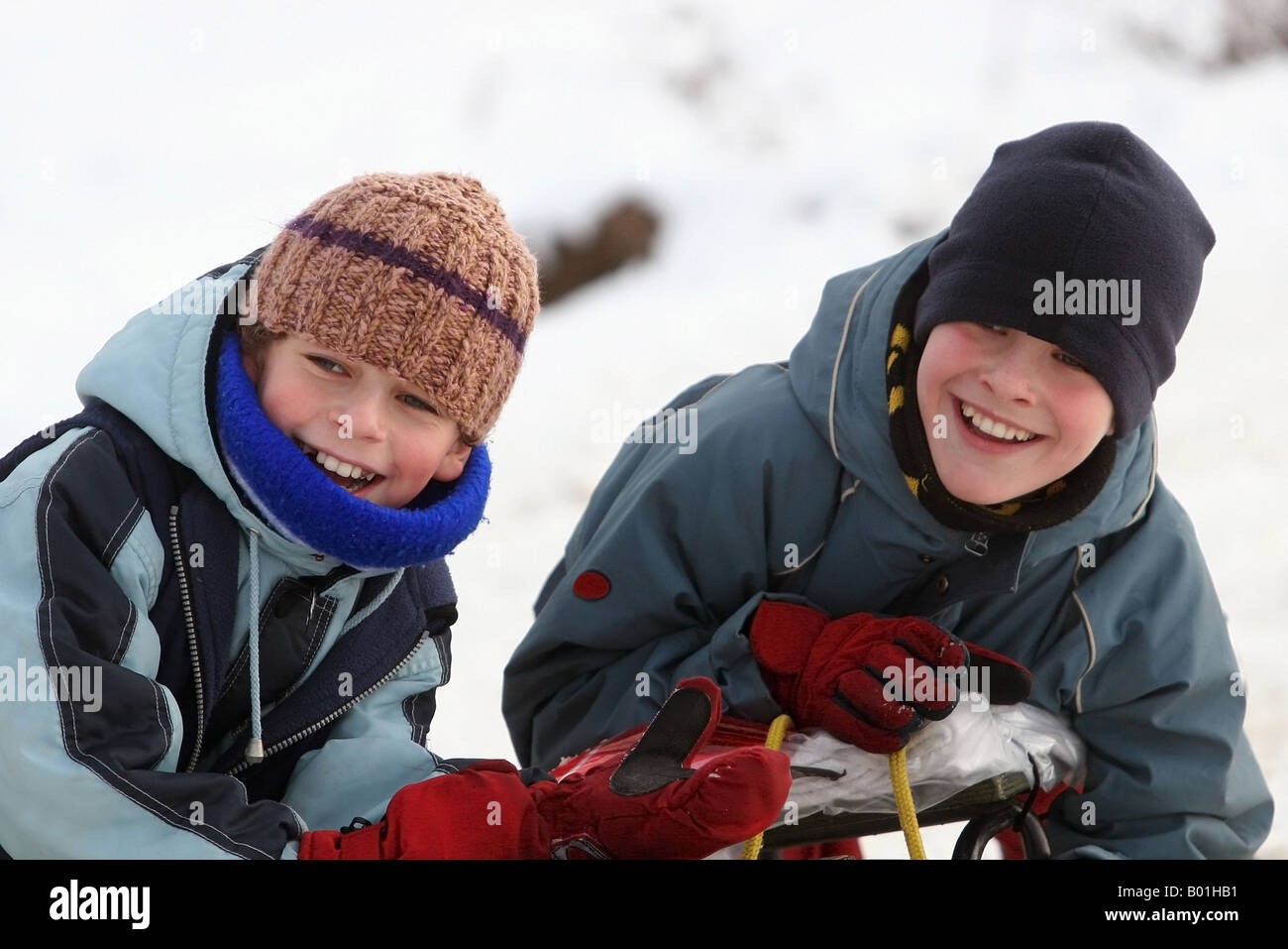 Diversión Del Trineo Y De La Nieve Para Los Niños Bebé Sledding En Parque  Del Invierno Foto de archivo - Imagen de muchacha, poco: 102401354