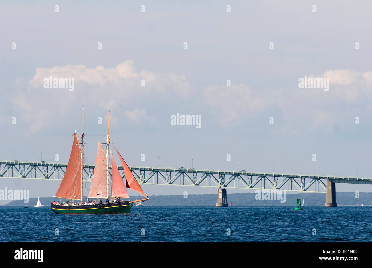 Un velero en Narragansett Bay en Newport, Rhode Island, 18 de agosto de 2006. Claiborne Pell Bridge en segundo plano. Foto de stock