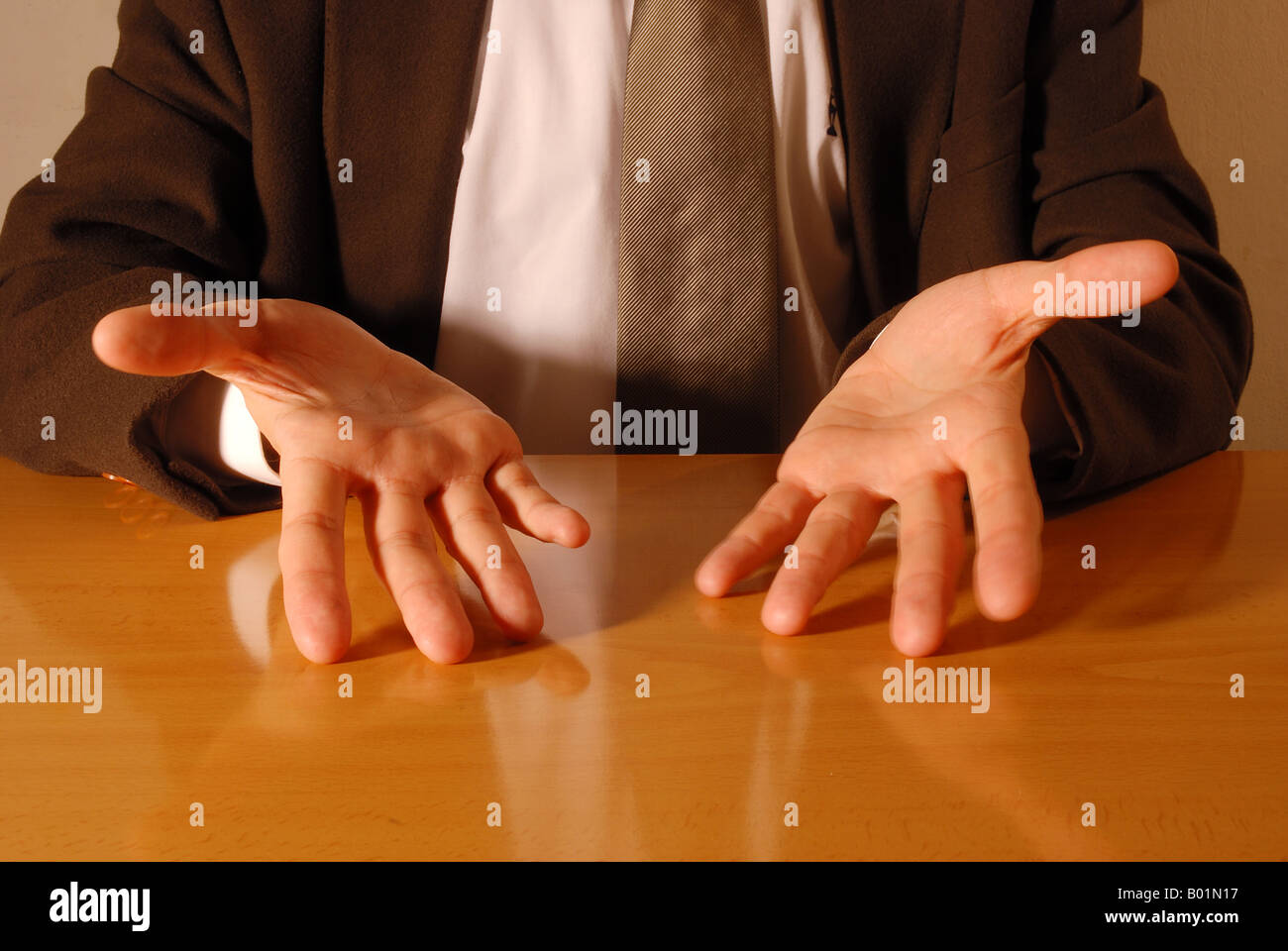 Los gestos de la mano: mostrando las palmas de la mano Fotografía de stock  - Alamy