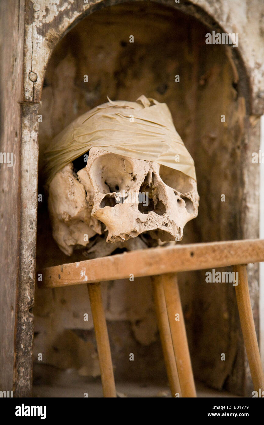 Cráneo humano en una antigua catedral en Cusarare zona Barranca del Cobre, México Fotografía de stock - Alamy Cráneo humano en una antigua catedral en Cusarare zona Barranca del Cobre, México Fotografía de stock - Alamy