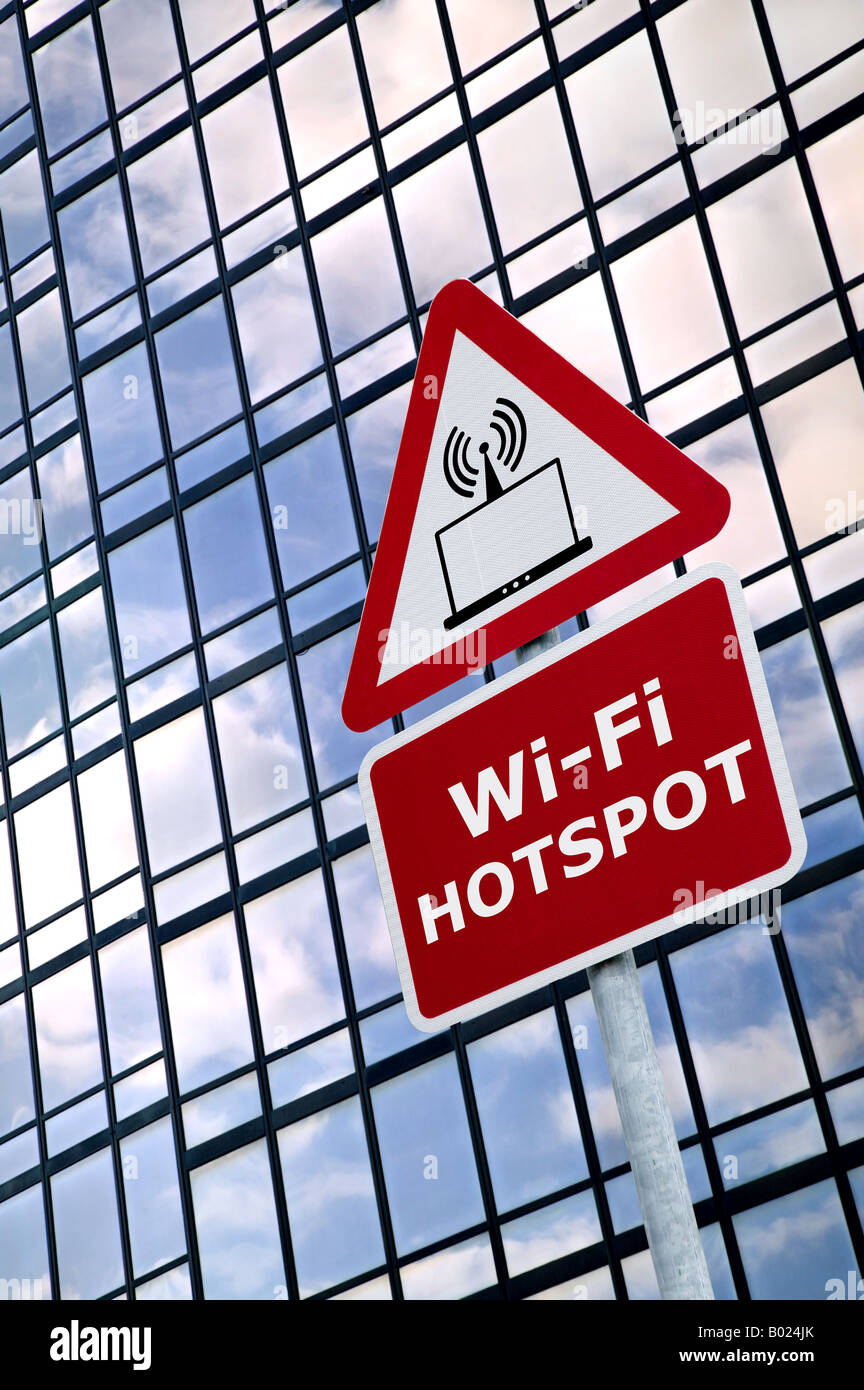 WiFi hotspot signo exterior de un moderno edificio de oficinas. Foto de stock