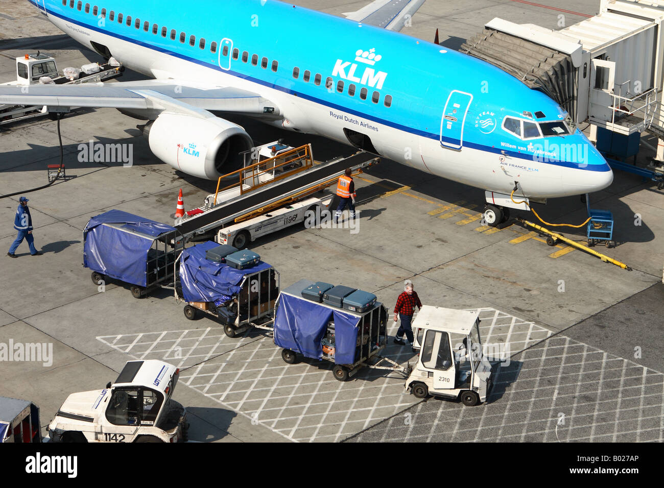 KLM Royal Dutch Boeing 737 jet airliner con maleta de equipaje equipaje cargado Fotografía de - Alamy
