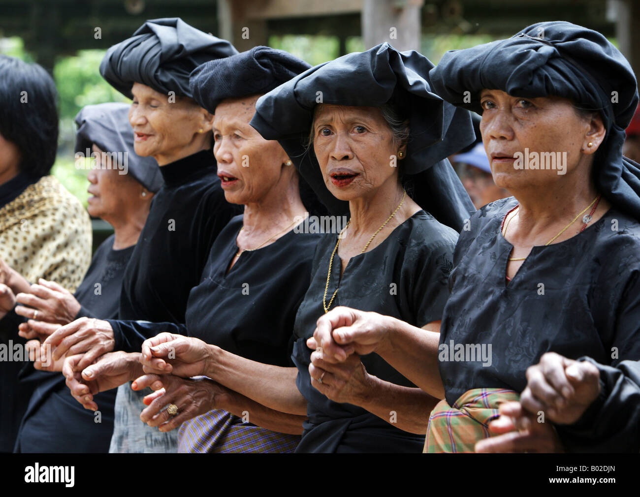 Tana Toraja de Sulawesi, Indonesia: funeral tradicional. Los miembros de la familia, parientes y amigos vestidos de negro luto Foto de stock
