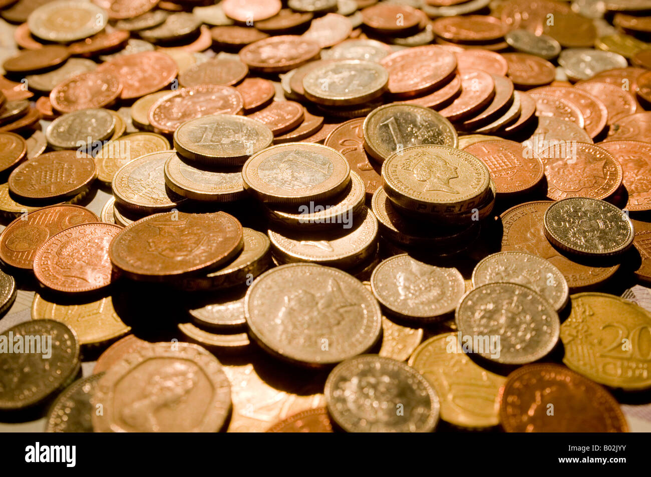 Selección de diferentes monedas. La mayoría de Libras Esterlinas y Euros Europeos y centavos. Foto de stock