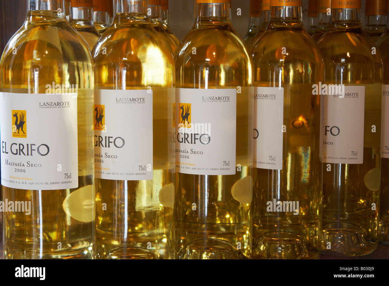 Lanzarote: producción local 'el Grifo' de vino blanco seco en la pantalla  en la tienda del museo en La Geria Fotografía de stock - Alamy