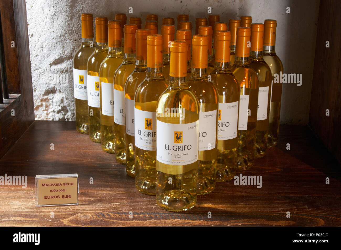 Lanzarote: producción local 'el Grifo' de vino blanco seco en la pantalla en la tienda del museo en La Geria. Foto de stock
