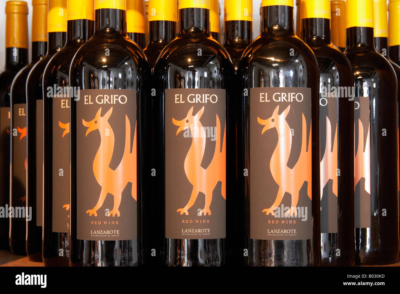 Lanzarote: producción local 'el Grifo' en la pantalla de Vino Tinto en la  tienda del museo en La Geria Fotografía de stock - Alamy