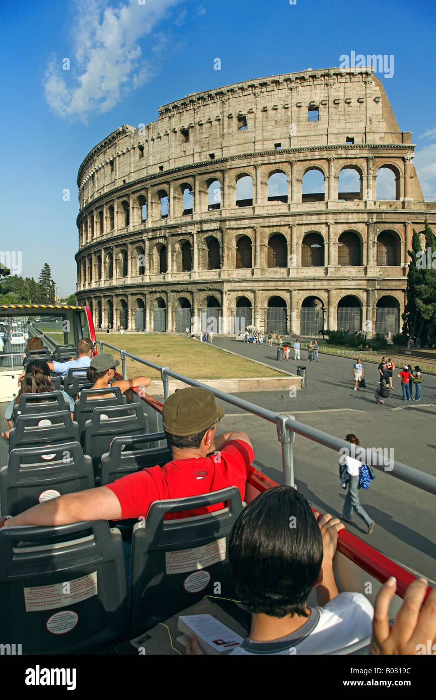 Italia, Lazio, Roma, Coliseo, Touirists Excursión en autobús Foto de stock