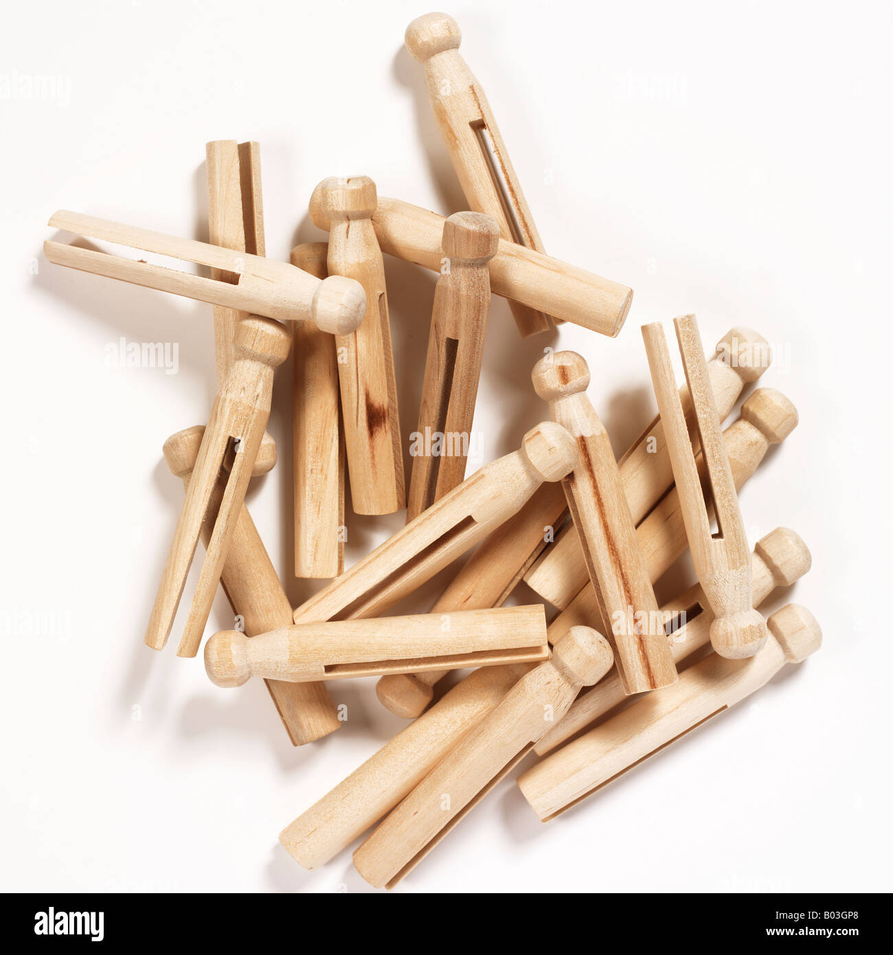 Broches de madera Fotografía de stock - Alamy