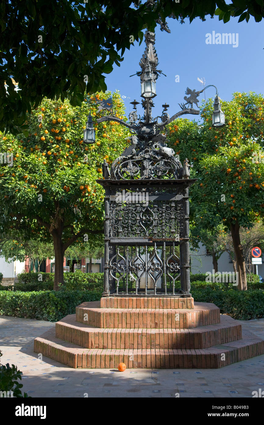 Cruz de hierro ornamentadas en la Plaza de Santa Cruz, el Barrio de Santa Cruz, la ciudad de Sevilla (Sevilla), en la provincia de Sevilla, Andalucía Foto de stock