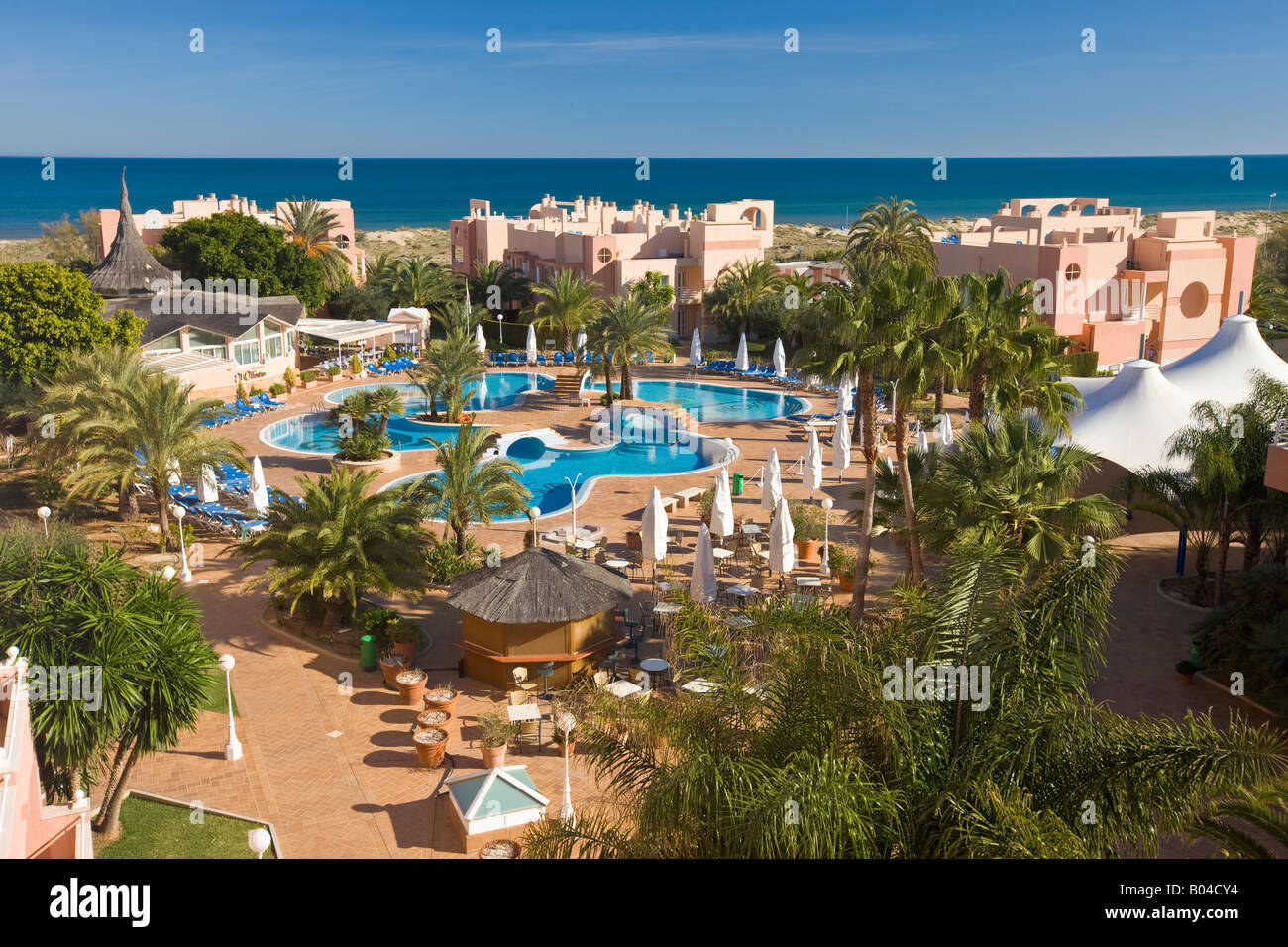 Vista desde las habitaciones del Oliva Nova Hotel con vistas sobre la piscina hacia el mar Mediterráneo, la Costa Blanca Foto de stock