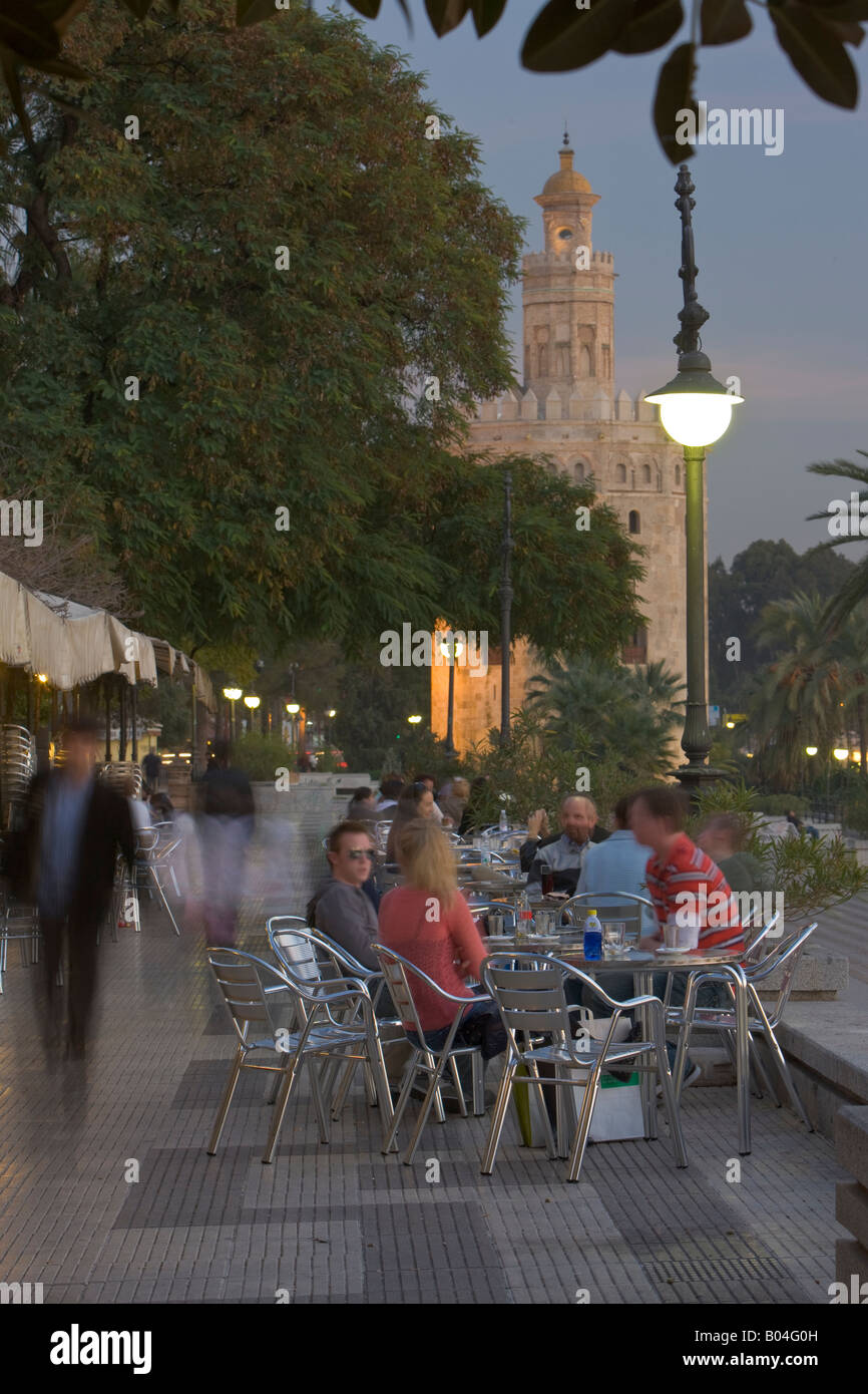 Torre del Oro, que también alberga el Museo Maritimo y café al aire libre a lo largo de Paseo Alcalde Marqués del Contadero al atardecer Foto de stock