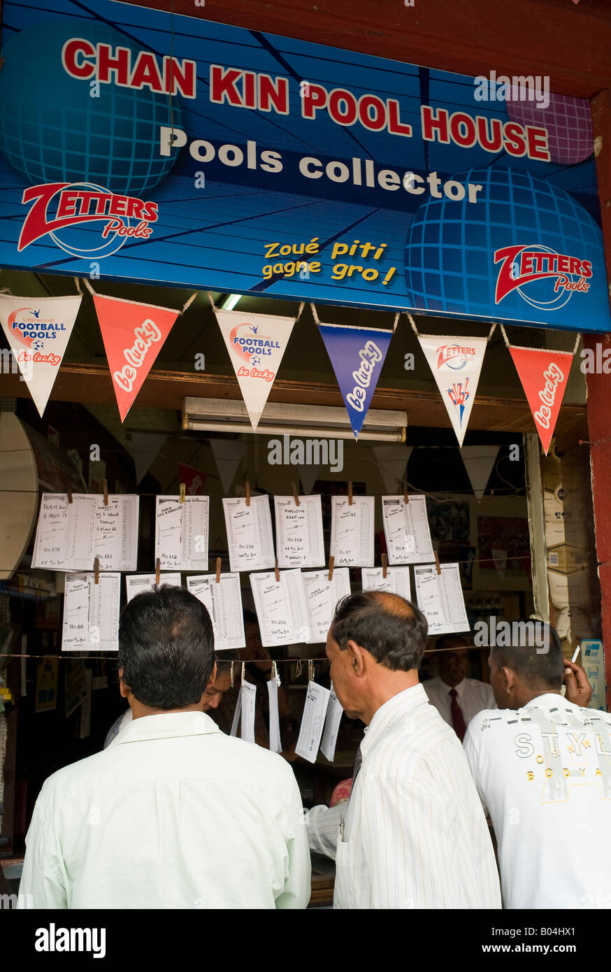 Comprar cupones de agrupaciones de fútbol mercado callejero en Port Louis, Mauricio Fotografía de stock -