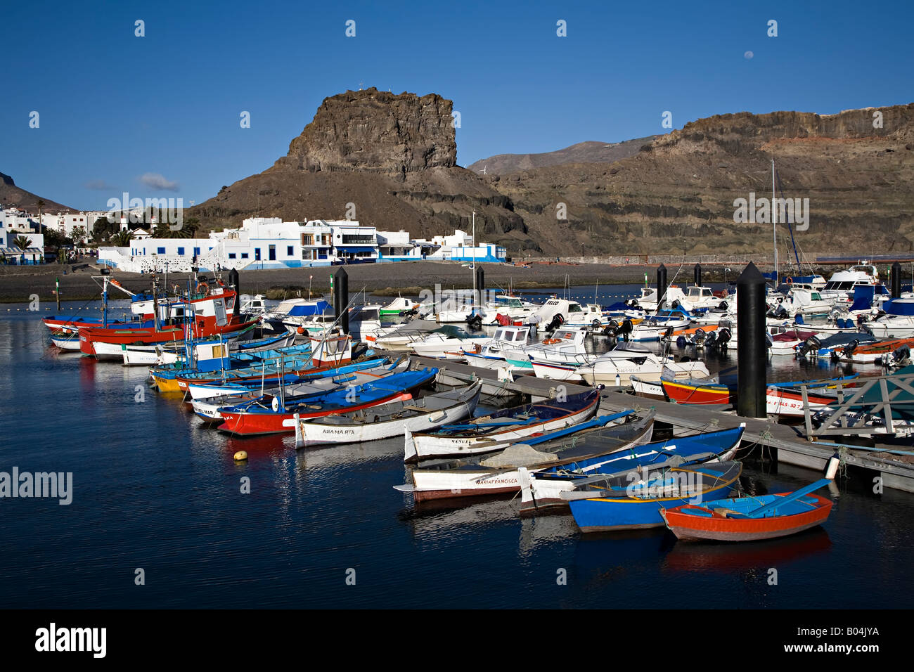 Los barcos pesca en la Puerta del puerto de Nieves Gran Canaria "Canarias" España de stock - Alamy