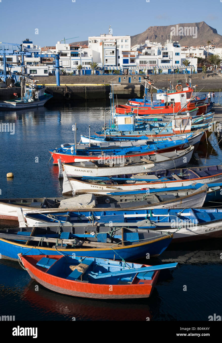 Los barcos pesca en la Puerta del puerto de Nieves Gran Canaria "Canarias" España de stock - Alamy
