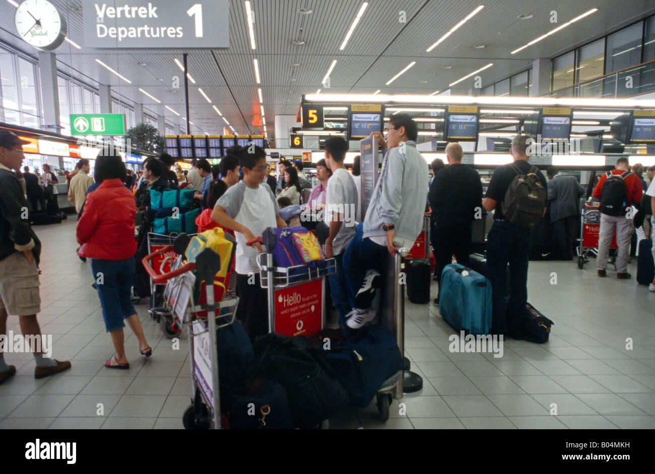 Amsterdam airport departure travellers fotografías e imágenes de alta  resolución - Alamy