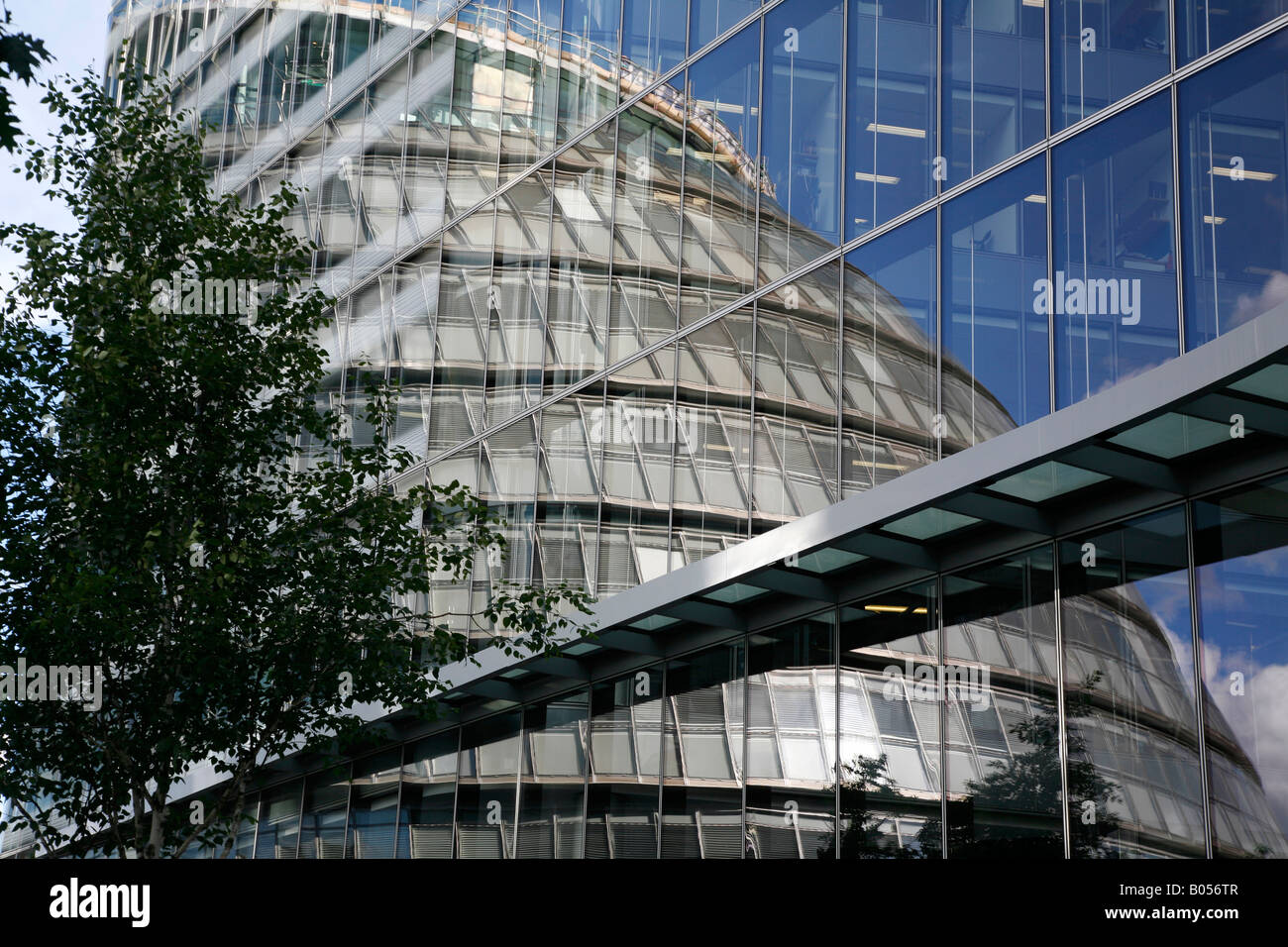 GLA Edificio reflejado en más del desarrollo de Londres, Southwark, Londres Foto de stock