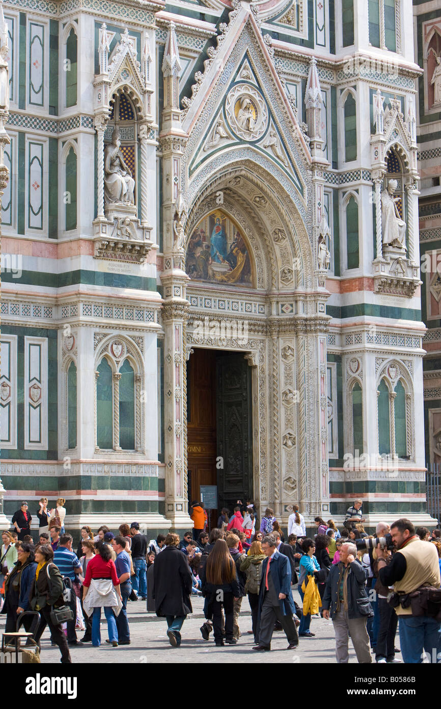 Las multitudes en la entrada a la Catedral de Florencia (Duomo) de Santa Maria del Fiore, Piazza di San Giovanni, la ciudad de Florencia. Foto de stock