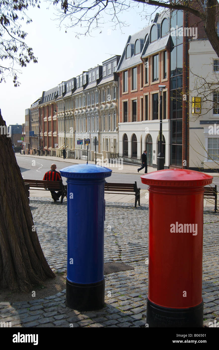 Rojo y azul cajas de correo aéreo, High Street, Windsor, Berkshire, Inglaterra, Reino Unido Foto de stock