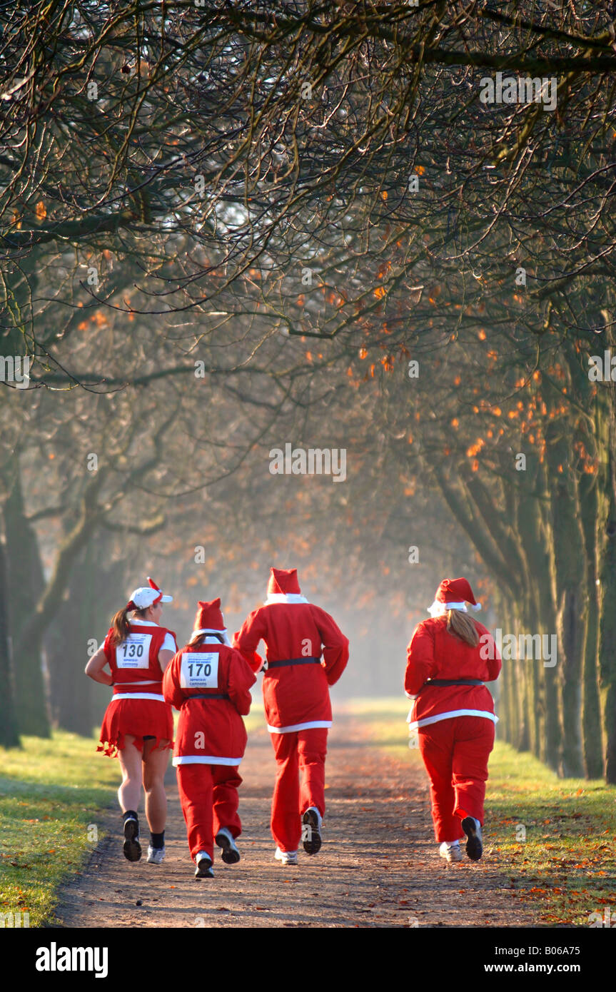 Los corredores en el Padre Navidad Fancy Dress Foto de stock