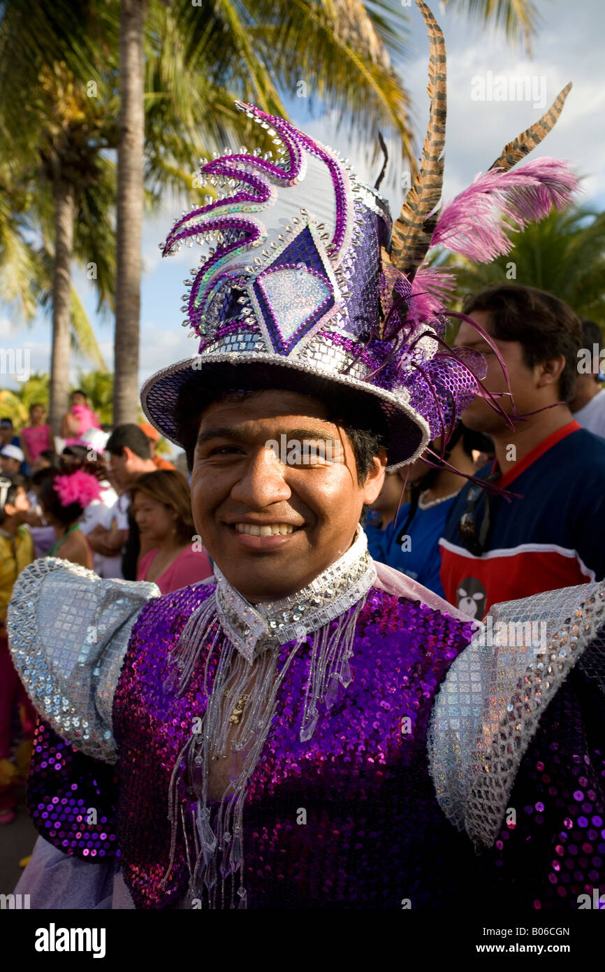 El hombre mexicano líder de una comparsa de carnaval vestidos con ropa y  sombrero en frente de palmeras sonriendo Fotografía de stock - Alamy