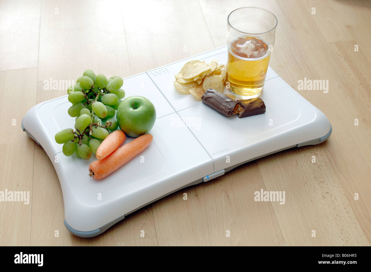 Una NINTENDO WII FIT Balance Board con comida sana y comida chatarra en  ella Fotografía de stock - Alamy