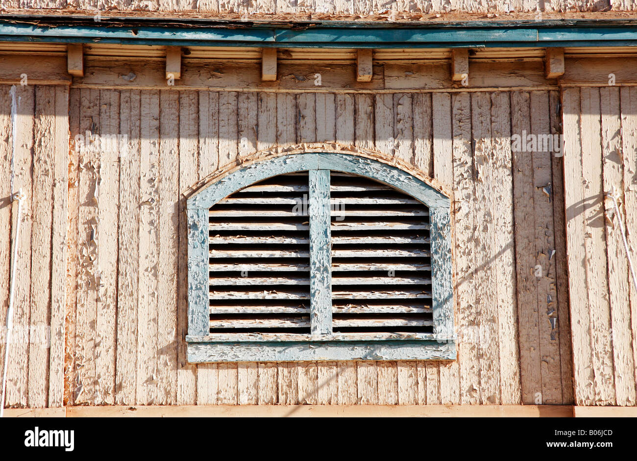 Ventana Decorativa De Vidrio De Plomo En Marco De Madera Foto de archivo -  Imagen de arco, primer: 182130374