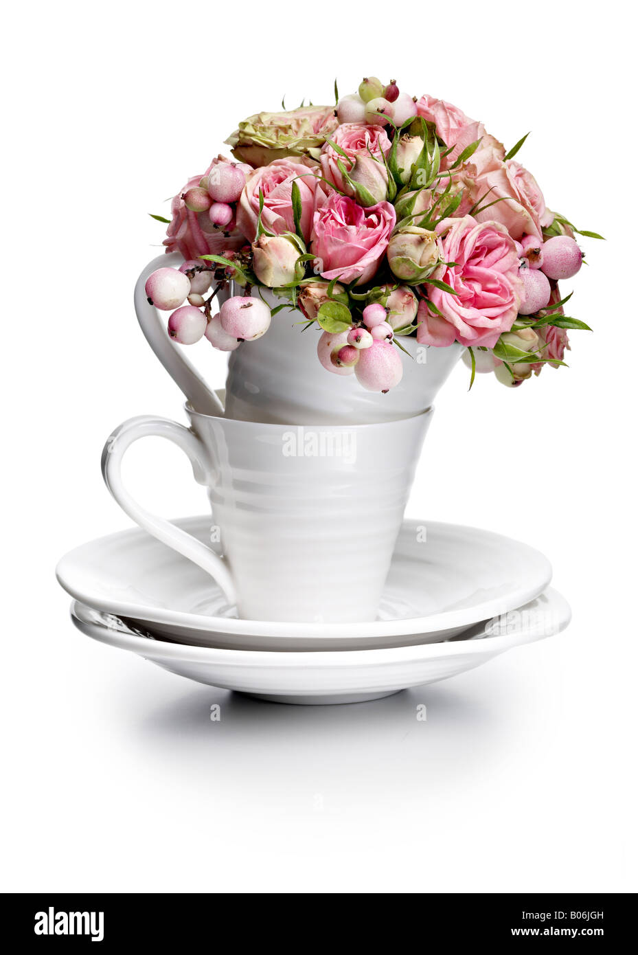 Rosas de té en tazas de té arreglo floral Fotografía de stock - Alamy