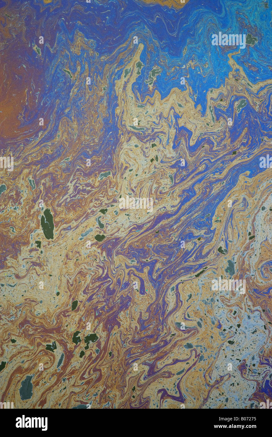 Una mancha de petróleo y aceite de una fuga que causa daños al medio ambiente. Foto de stock
