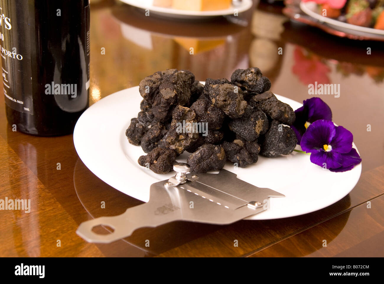 Primer plano de Diamante Negro trufas frescas en la placa con el rebanador EE.UU. Foto de stock