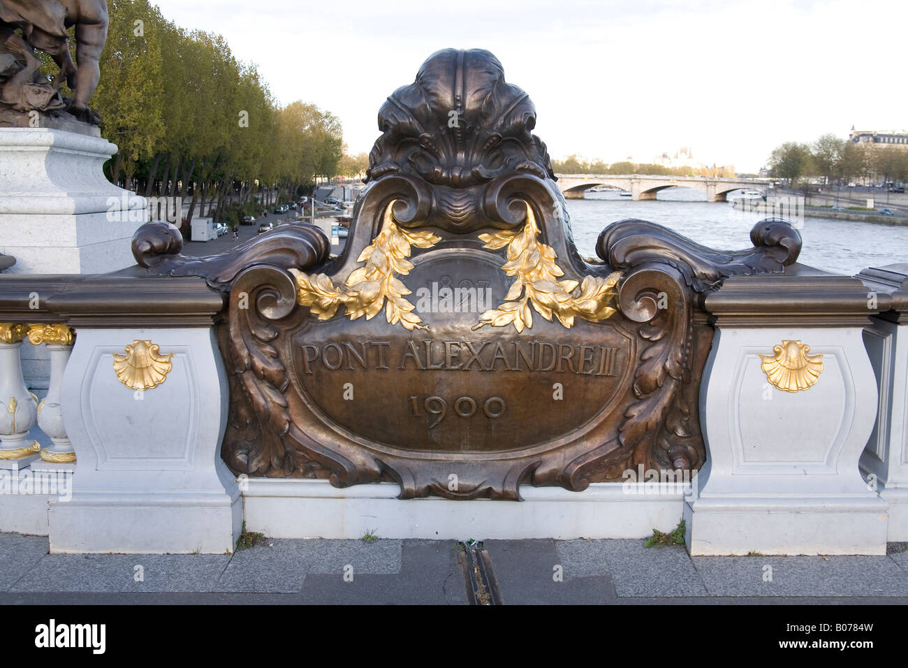 La placa ornamental en Puente Alexandre III puente, París, Francia Foto de stock