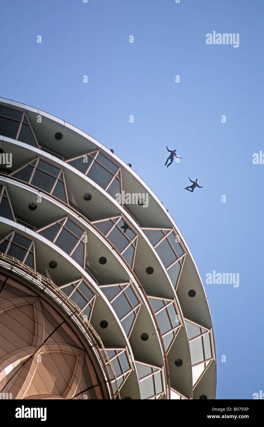 Saltadores Base Jumping Off Menara KL Internacional Saltar la Torre Kuala Lumpur, Malasia Foto de stock