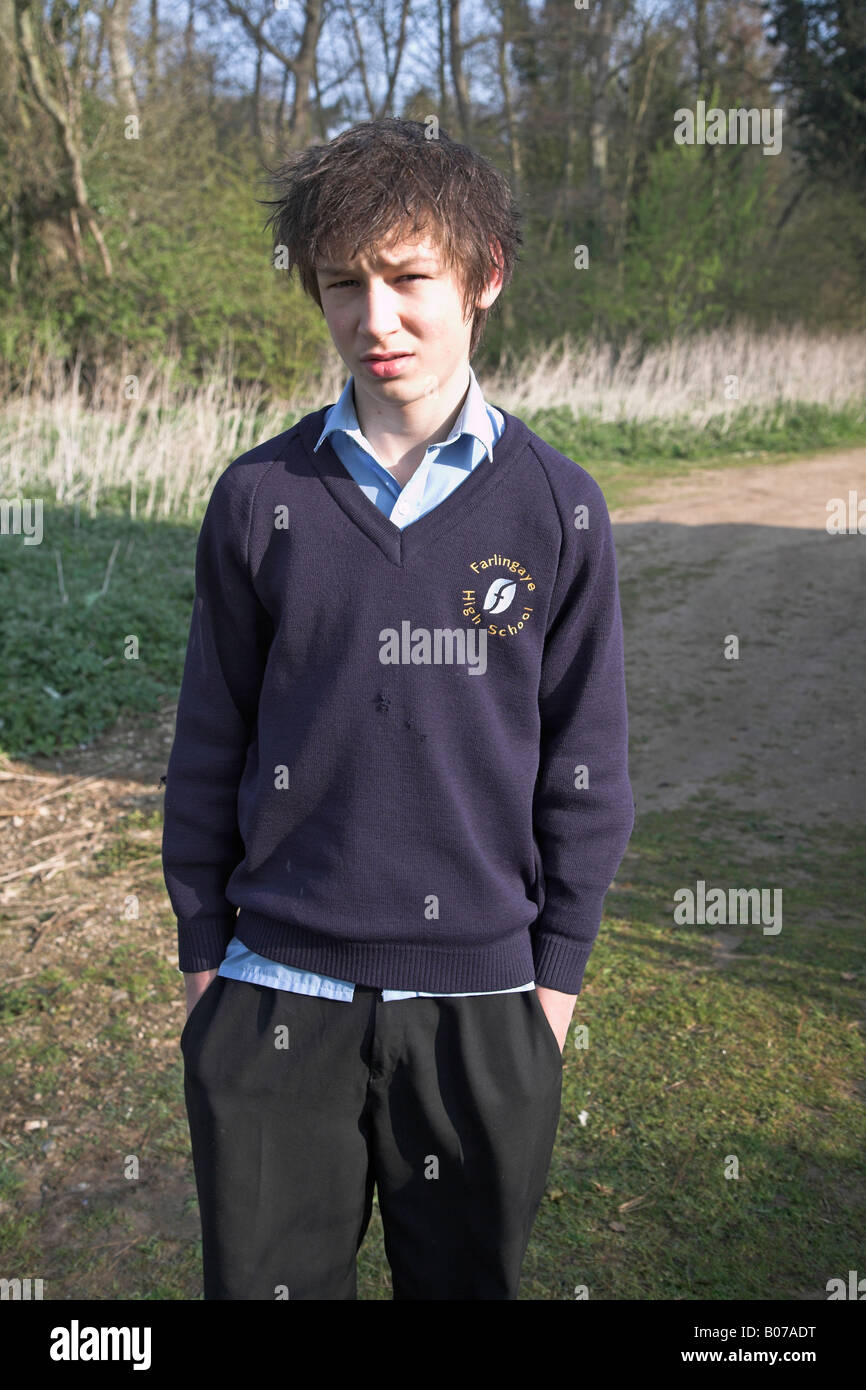 Adolescente que se ve informal en su uniforme escolar azul marino en el  campo Fotografía de stock - Alamy