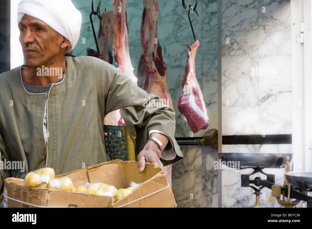 Carnicero en el mercado de la ciudad de Asuán, Egipto Foto de stock